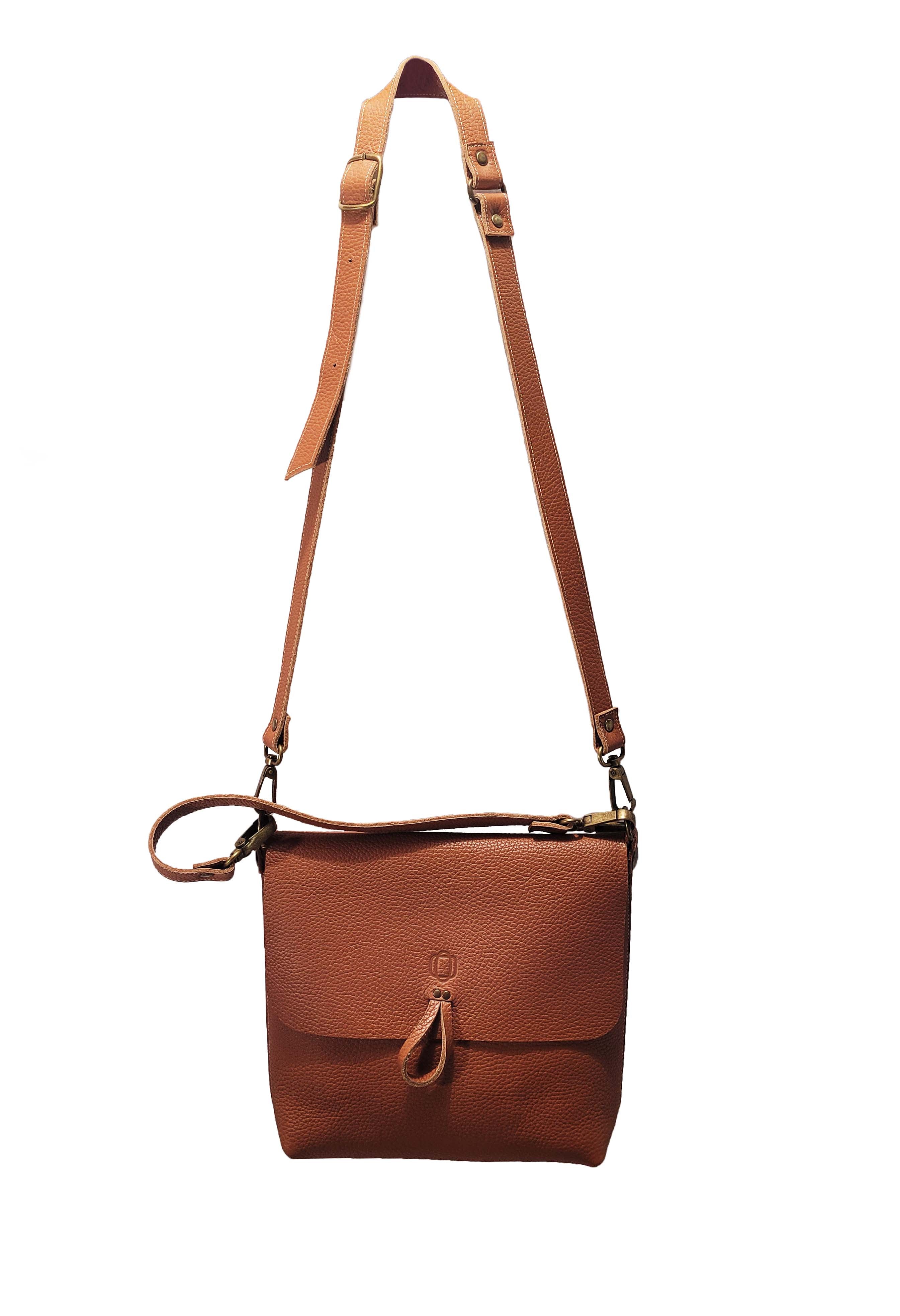 Sac bandouli re en cuir grain camel O Cuir